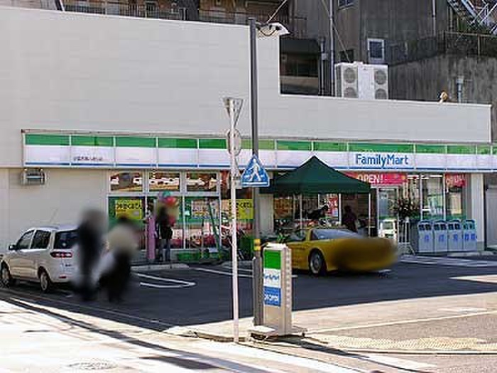 コンビニ　ファミリーマート小豆沢環八通り店（コンビニ）まで299m