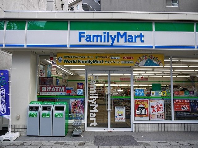 コンビニ　ファミリーマート（コンビニ）まで2565m