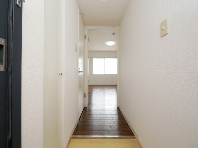 玄関　違う号室のお写真となります。