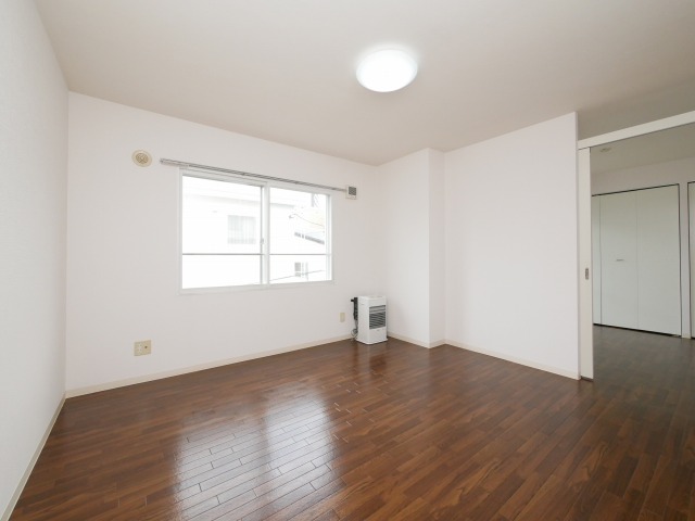 居室・リビング　違う号室のお写真となります。