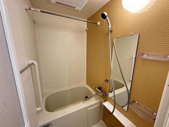 バス・シャワールーム　コンパクトで使いやすいお風呂です