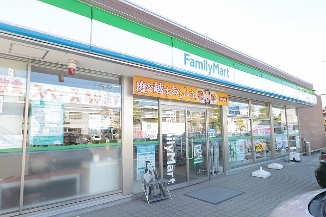 コンビニ　ファミリーマート（コンビニ）まで643m
