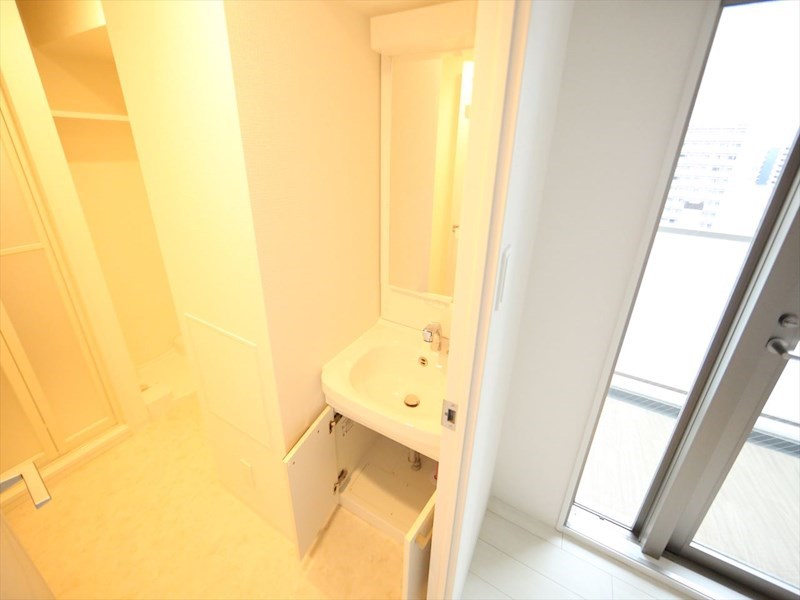 洗面設備　脱衣所　独立洗面台（シャンプードレッサー付）収納スペース有