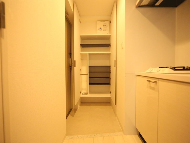 玄関　玄関　シューズボックス付（収納充実してます）