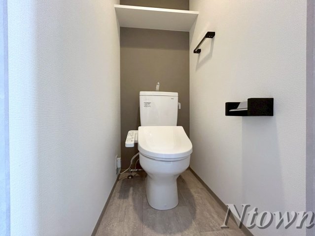 トイレ　落ち着いた色調のトイレです