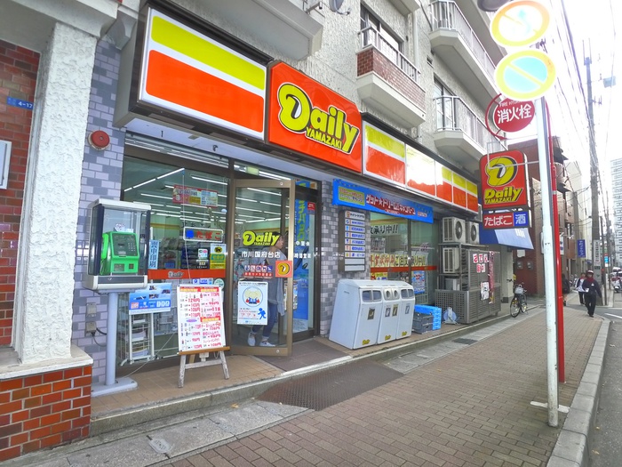 コンビニ　デイリーヤマザキ（コンビニ）まで677m