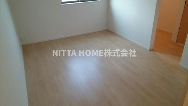 その他部屋・スペース　洋室は６帖でウォークスルークローゼットが洗面所とつながってい