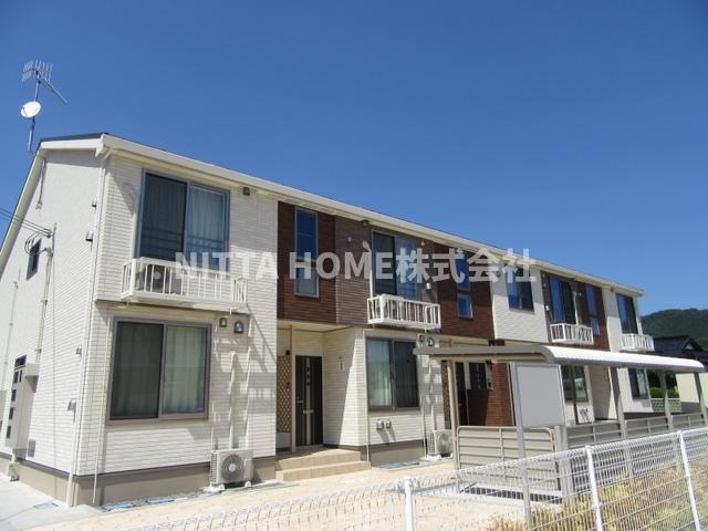 建物外観　便利なウォークスルークローゼットに外部物置付きです◎