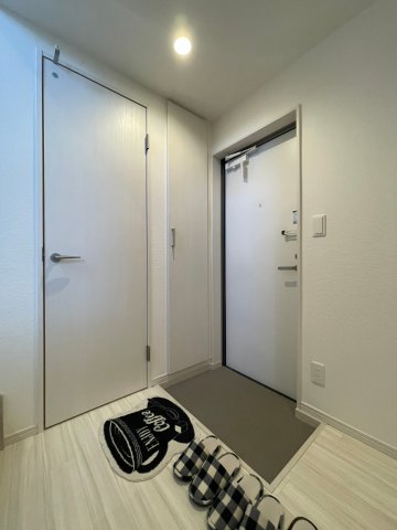 玄関　同シリーズ物件のモデルルームになります※現況優先