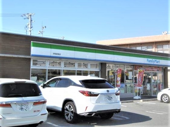 コンビニ　ファミリーマート伊勢御薗町店（コンビニ）まで469m