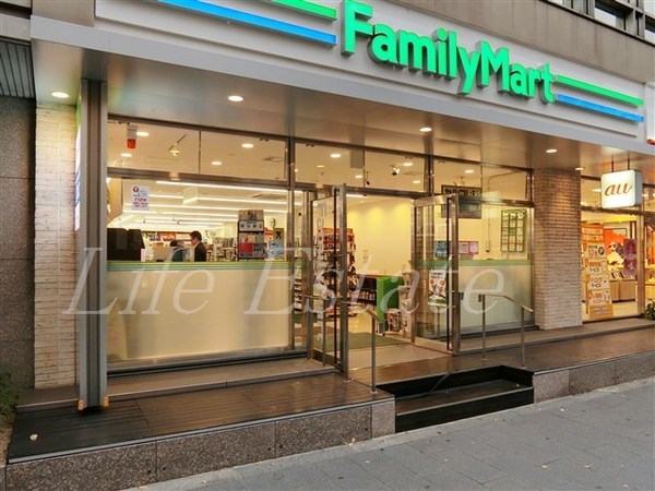 コンビニ　ファミリーマート本町四丁目店（コンビニ）まで224m