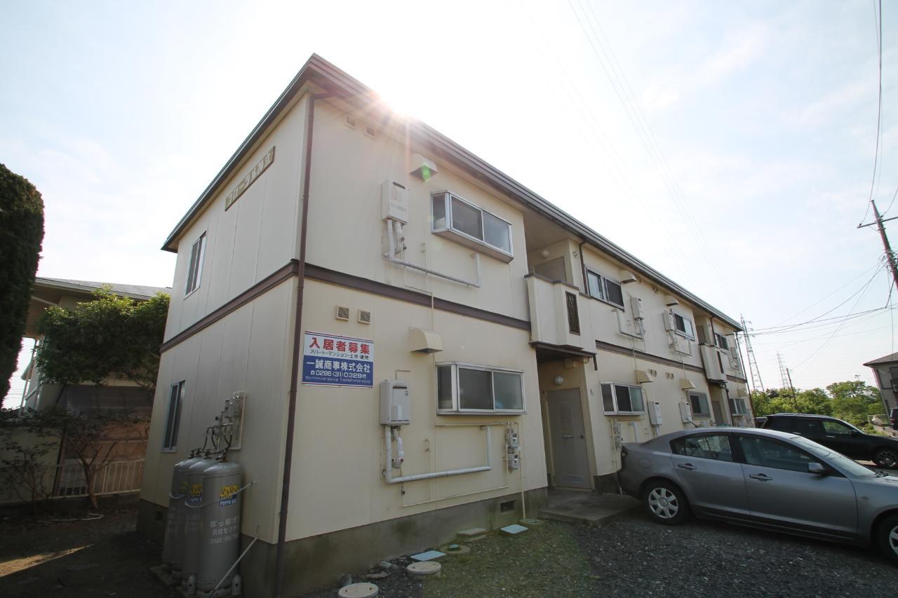 エントランス　駐車場は砂利です。