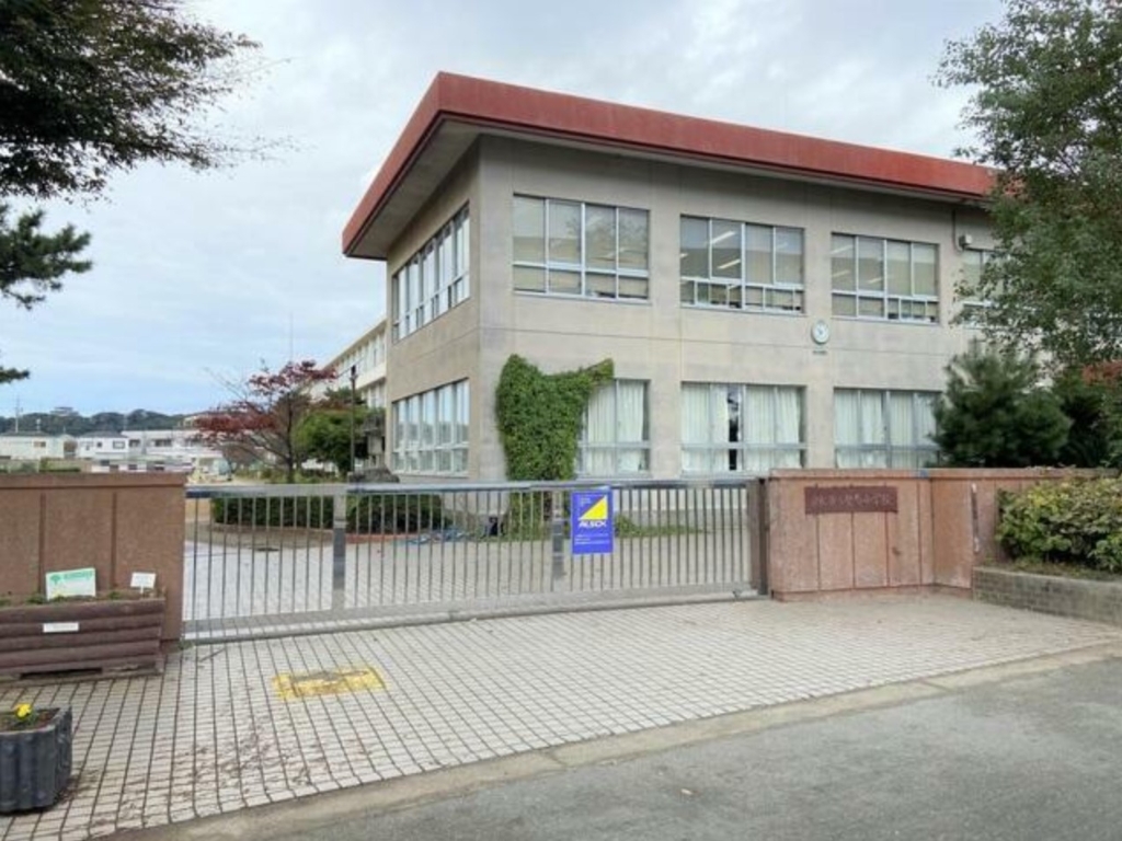 小学校　浜松市立曳馬小学校（小学校）まで698m