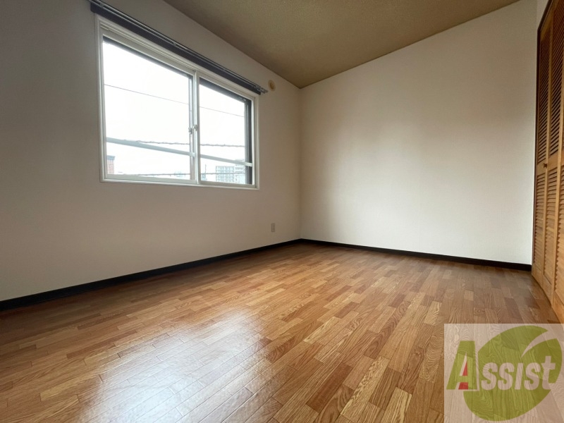 その他部屋・スペース　寝室はこちらです。光が差し込む、温かみのあるお部屋です。