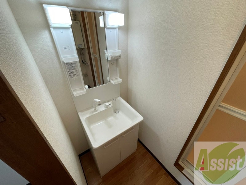 洗面設備　シャンプードレッサー。身支度はここでばっちりですね。