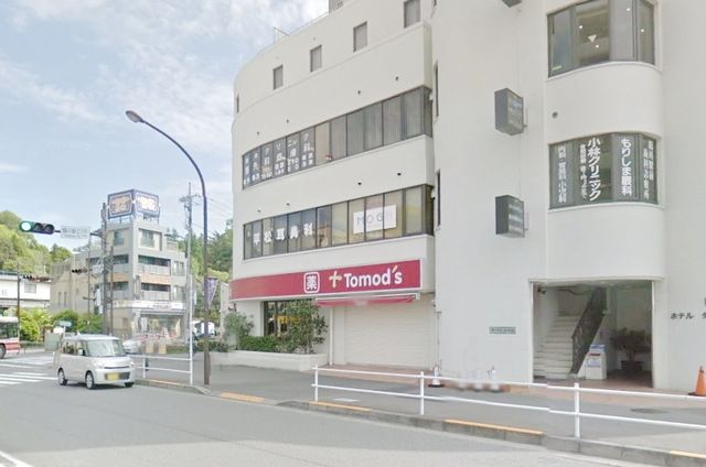 ドラックストア　トモズエクスプレス鶴川店（ドラッグストア）まで508m