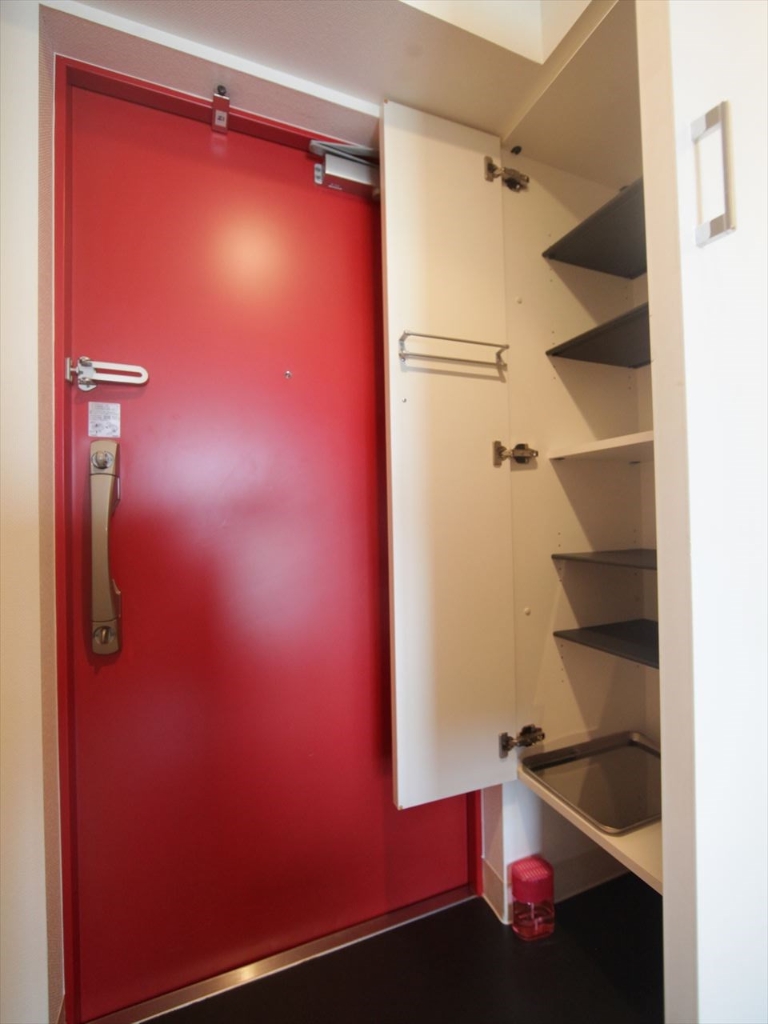 玄関　玄関　シューズボックス付（収納充実してます）