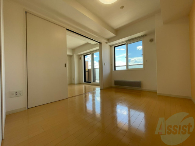 その他部屋・スペース　寝室はこちらです。光が差し込む、温かみのあるお部屋です。