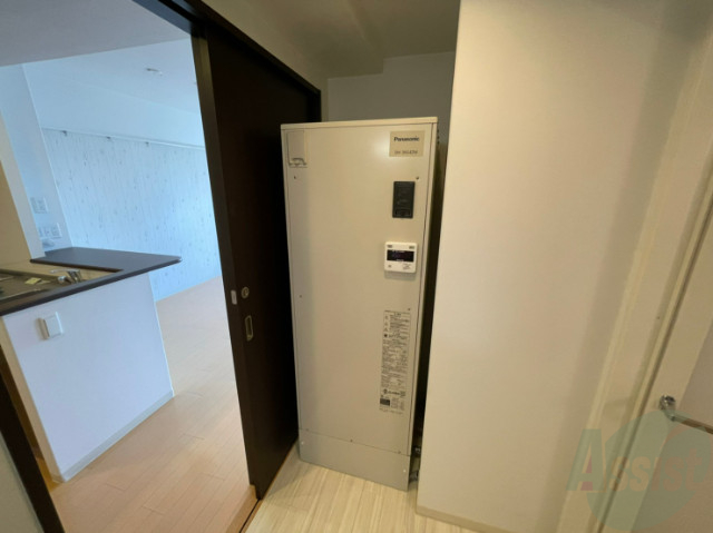 その他設備　電気温水器は簡単操作で温度調整ができますよ。