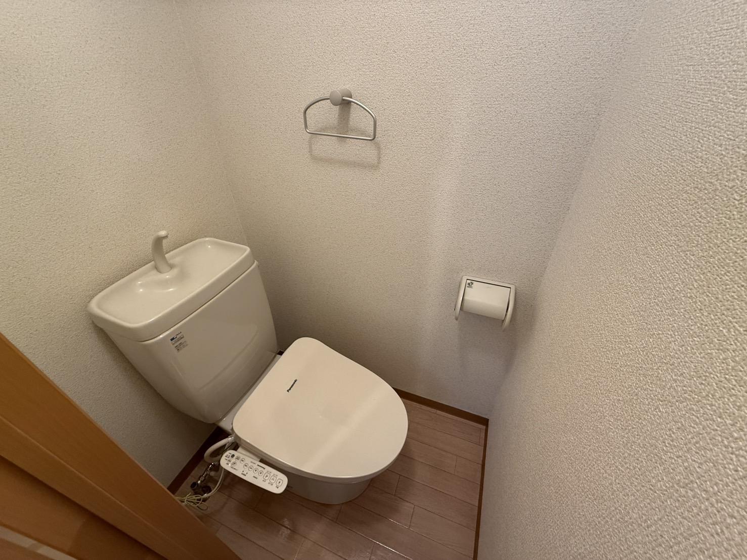 トイレ　温水洗浄便座付きのトイレです(別室参考写真)