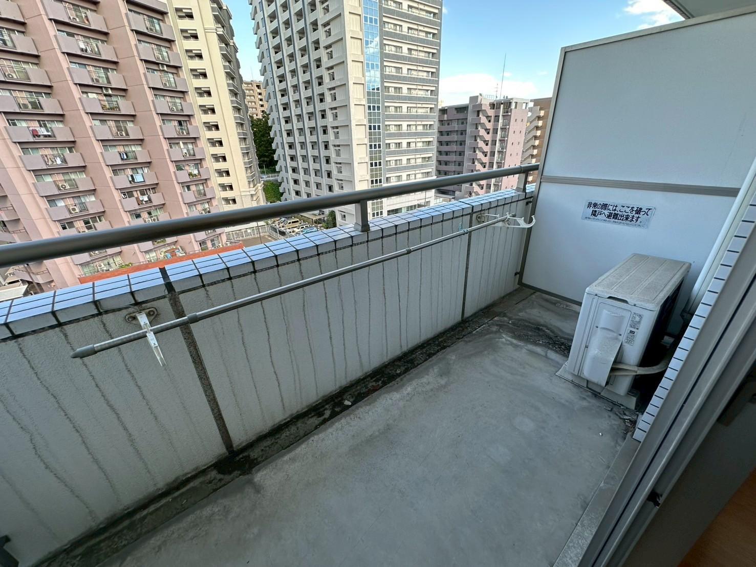 バルコニー　物干し竿が設置できるベランダです(別室参考写真)