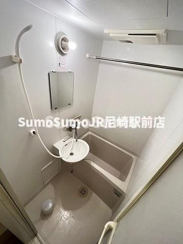 バス・シャワールーム　コンパクトで使いやすいお風呂です