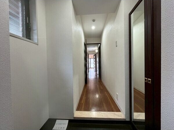 玄関　※写真は同じマンションの違う部屋のものになります。