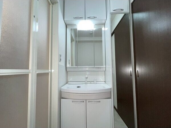 洗面設備　※写真は同じマンションの違う部屋のものになります。