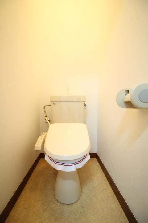 トイレ　別の部屋の写真となりますので、現況優先となります。