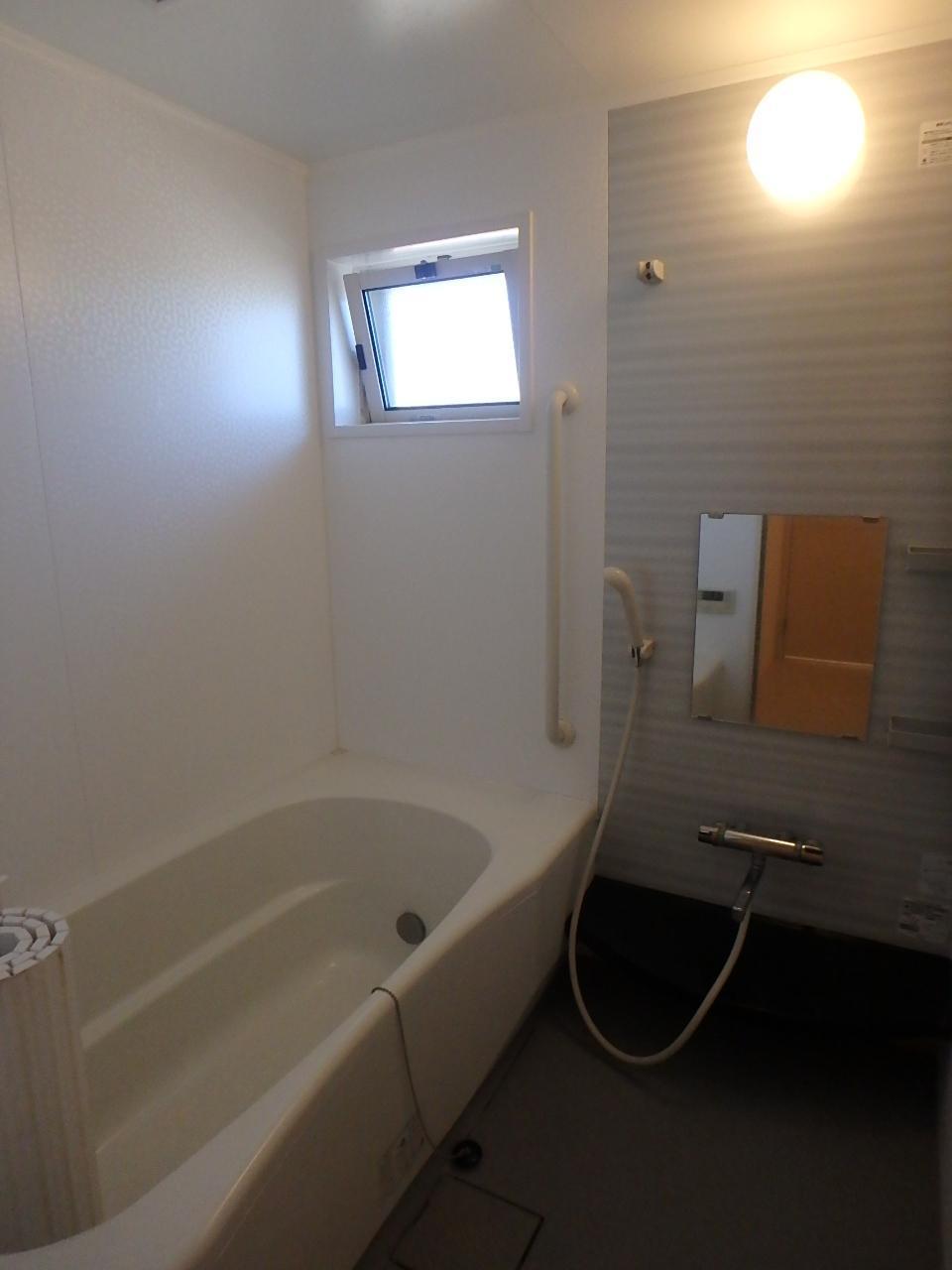 バス・シャワールーム　広い一坪風呂でゆったり。窓は風通し良く。※同タイプ室内（反転