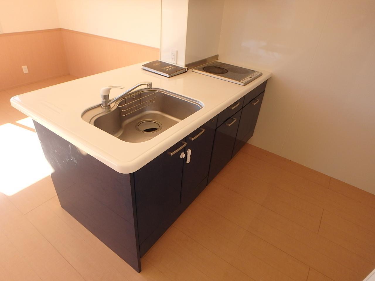 キッチン　※同タイプ室内（反転タイプ）おしゃれな対面式キッチン。ＩＨヒ