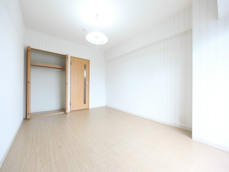 その他　洋室9帖　クローゼット付（収納充実してます）