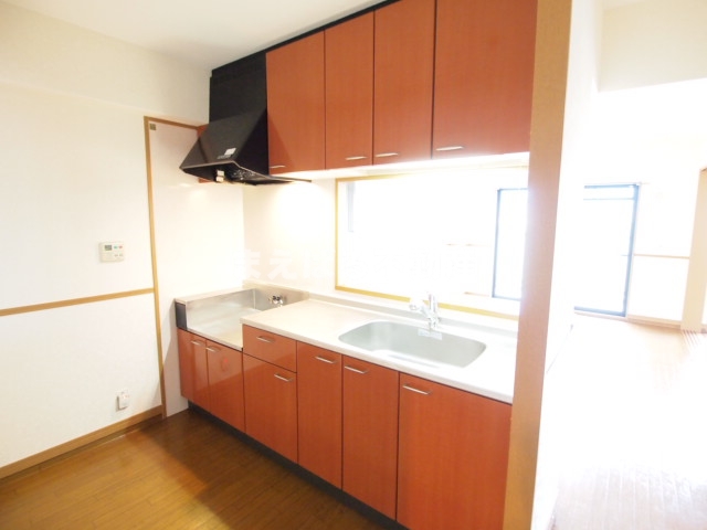 キッチン　人気の対面キッチン　※写真は302号室