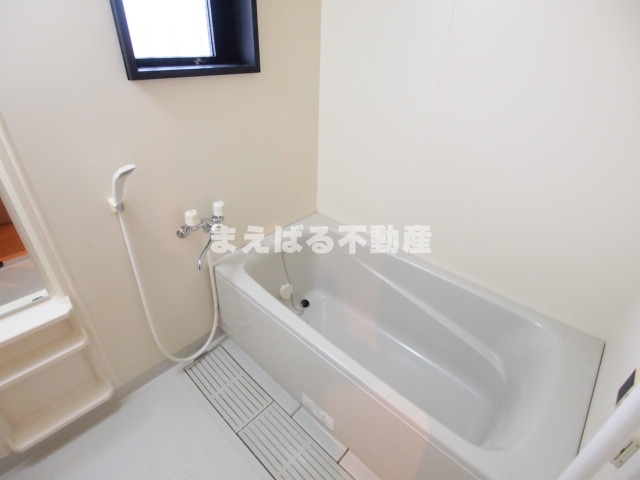 バス・シャワールーム　換気窓付の浴室　※写真は302号室