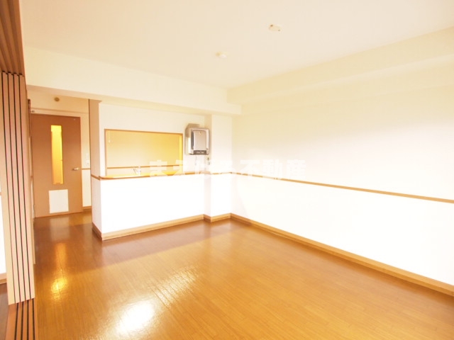 居室・リビング　12.4帖のリビング　※写真は302号室