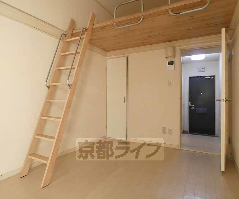 グローリーハイツ東福寺の居間写真