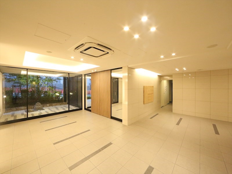 エントランス　エントランス　オートロック　宅配ＢＯＸ　防犯カメラ