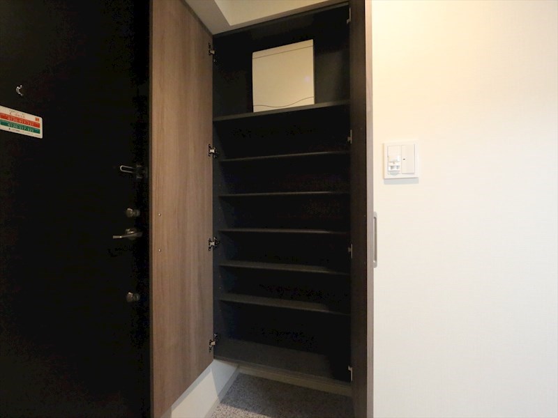 玄関　玄関　シューズボックス付（収納充実してます）