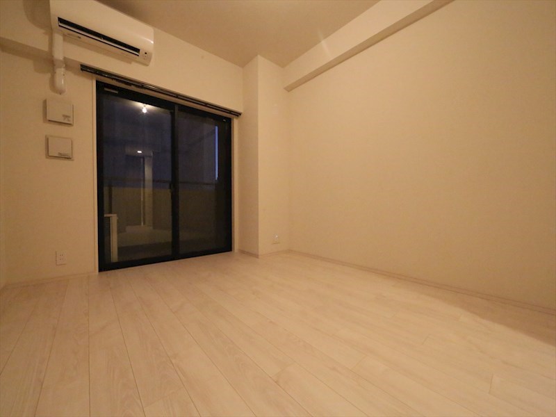 バルコニー　洋室8.3帖　エアコン付　クローゼット付　バルコニー