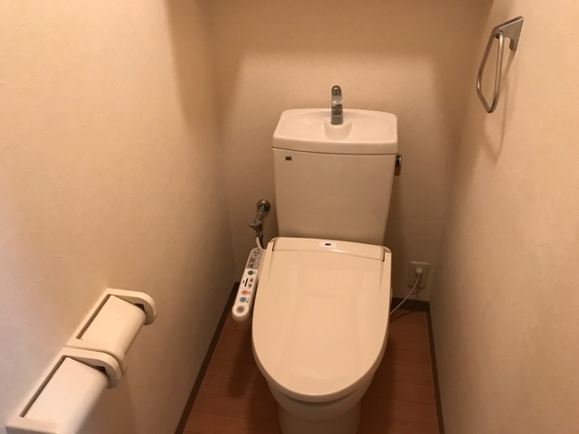 トイレ　温水洗浄暖房便座