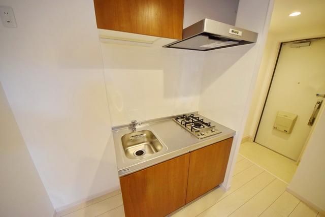 キッチン　★２口ガスのシステムキッチンで料理も楽しめます★