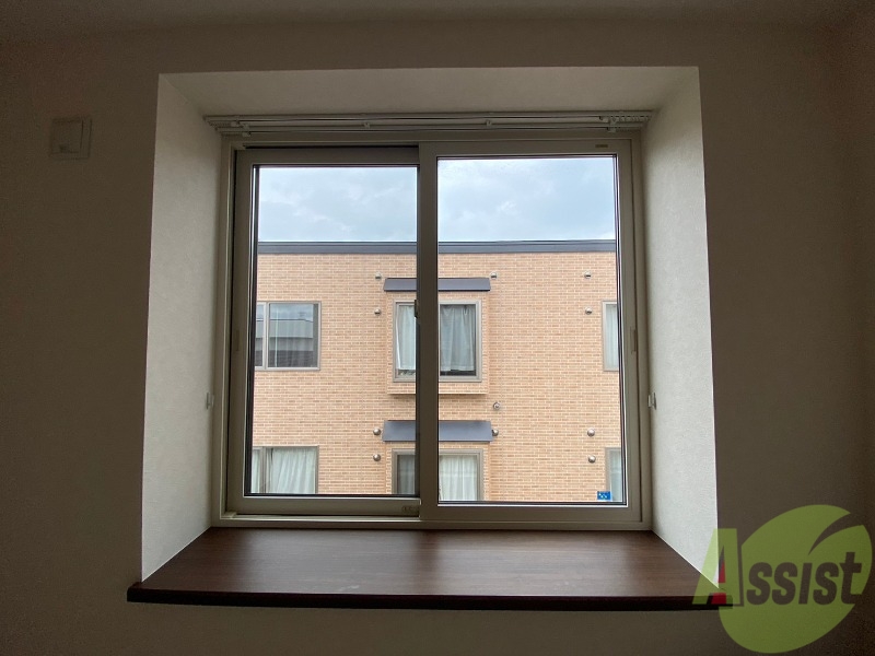 バルコニー　窓が大きいので風の通りが良さそうですね！！