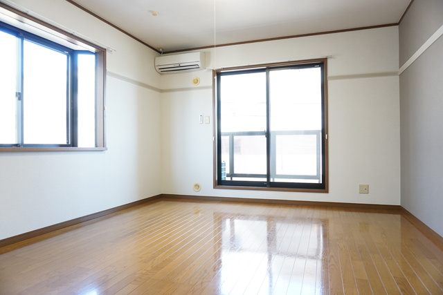 居室・リビング　二面採光の洋室９帖