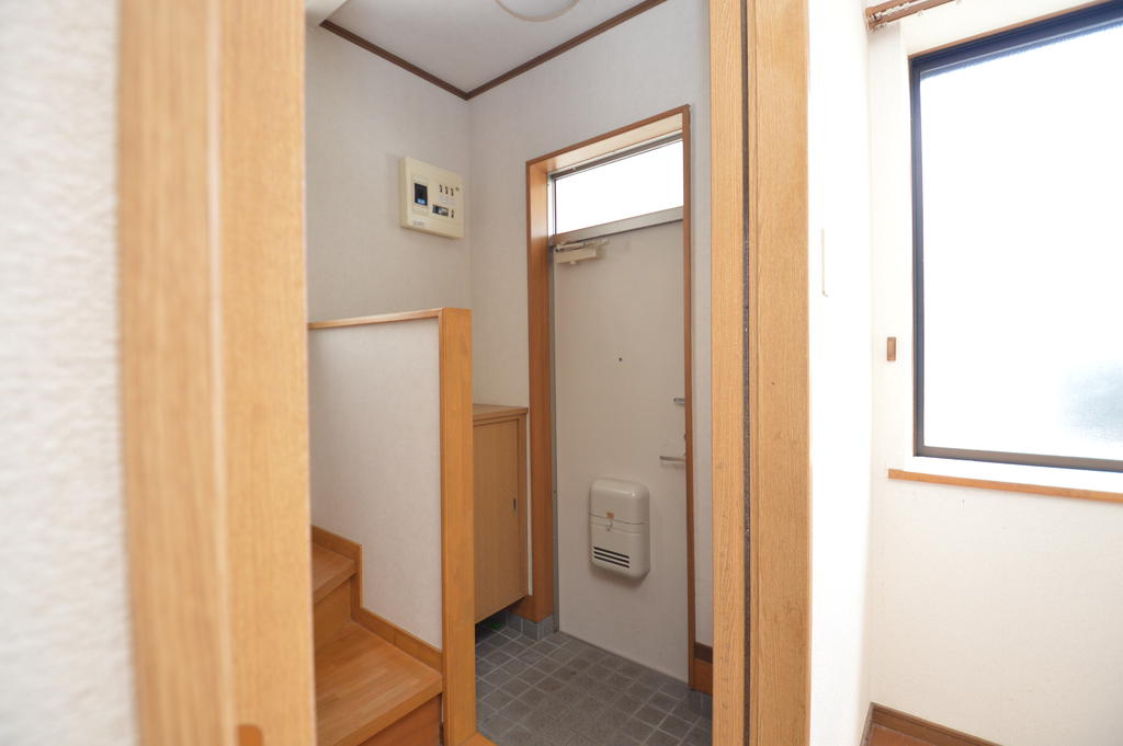 玄関　（参考）他室の写真を使用しています。現況優先となります。