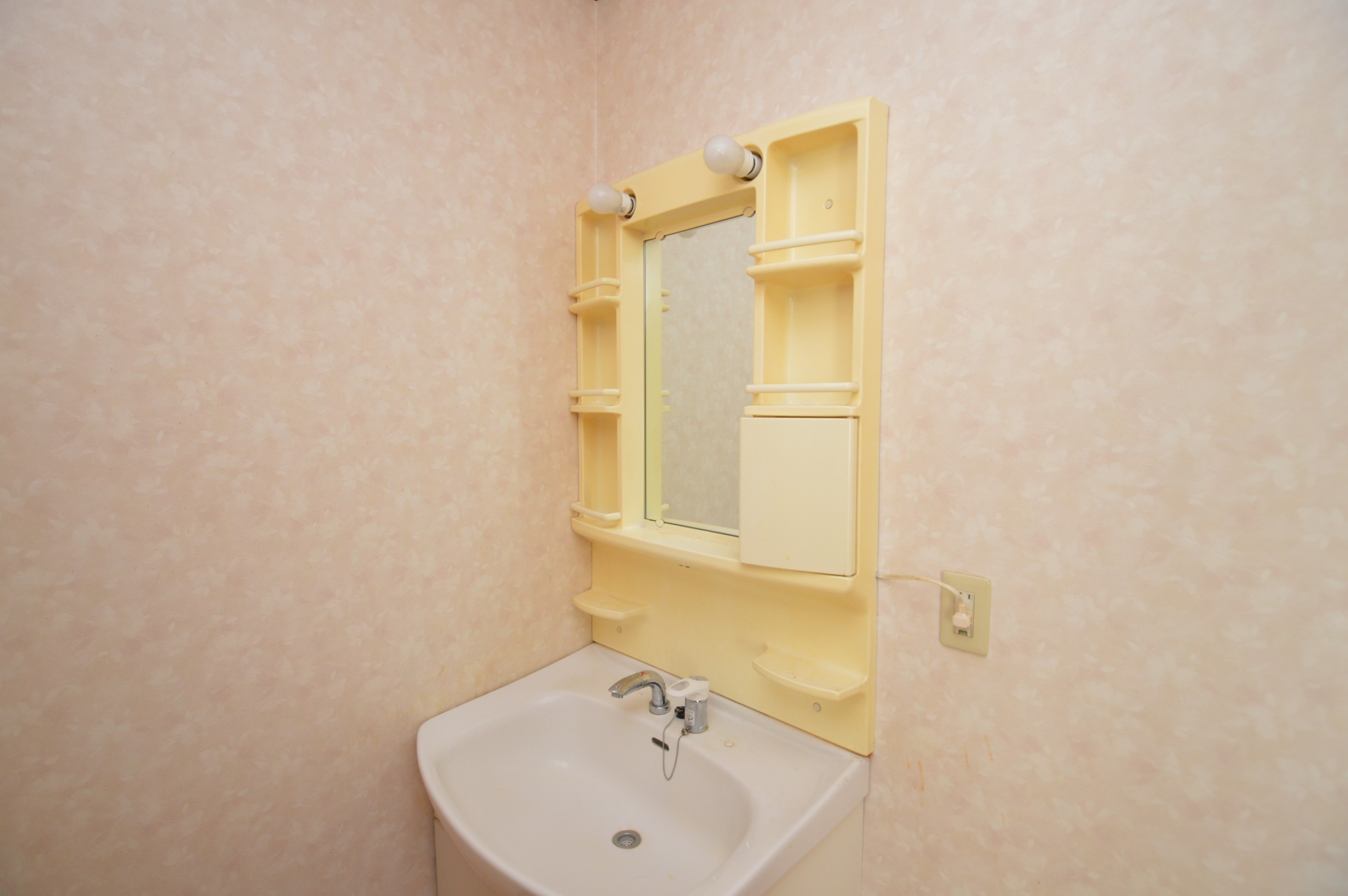 洗面設備　（参考）他室の写真を使用しています。現況優先となります。