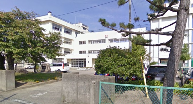 小学校　新潟市立牡丹山小学校（小学校）まで703m