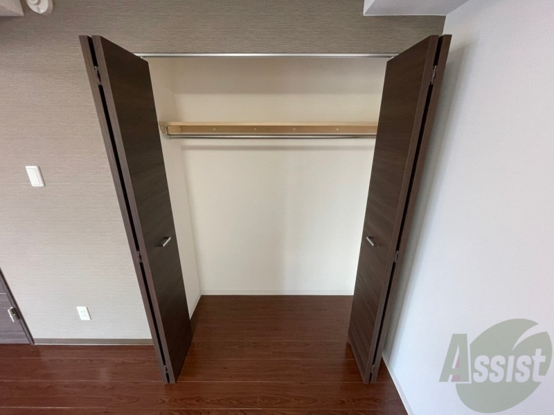 収納　こちらの収納にはハンガーをかけて服もしまえますね。