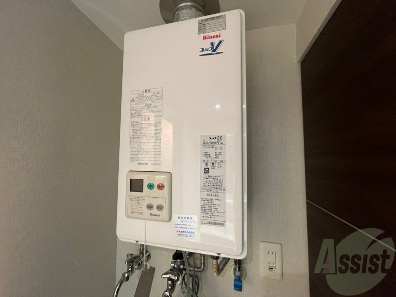 その他設備　給湯器は簡単操作で温度調整ができますよ。