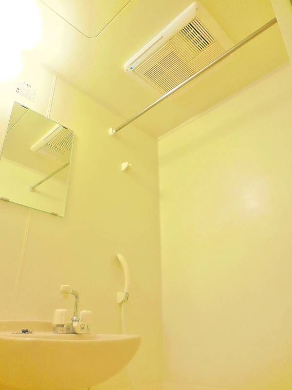 バス・シャワールーム　浴室換気乾燥機完備。雨の日のお洗濯も安心です。