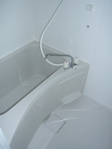 バス・シャワールーム　コンパクトで使いやすいお風呂です